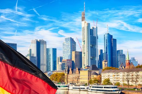 Allemagne | Francfort |drapeau | gratte-ciel | ville | métropole | fleuve | ciel